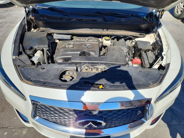 2017 INFINITI QX60 — Engine bay
