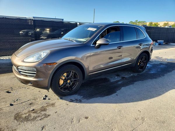 2014 PORSCHE CAYENNE S — Front 3/4
