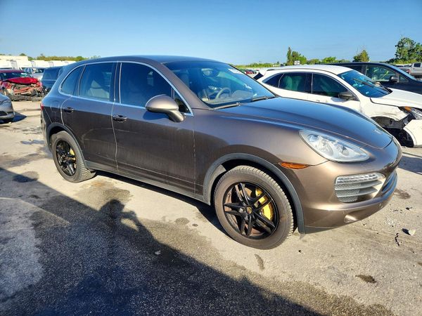2014 PORSCHE CAYENNE S — Passenger 3/4