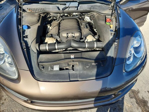 2014 PORSCHE CAYENNE S — Engine bay