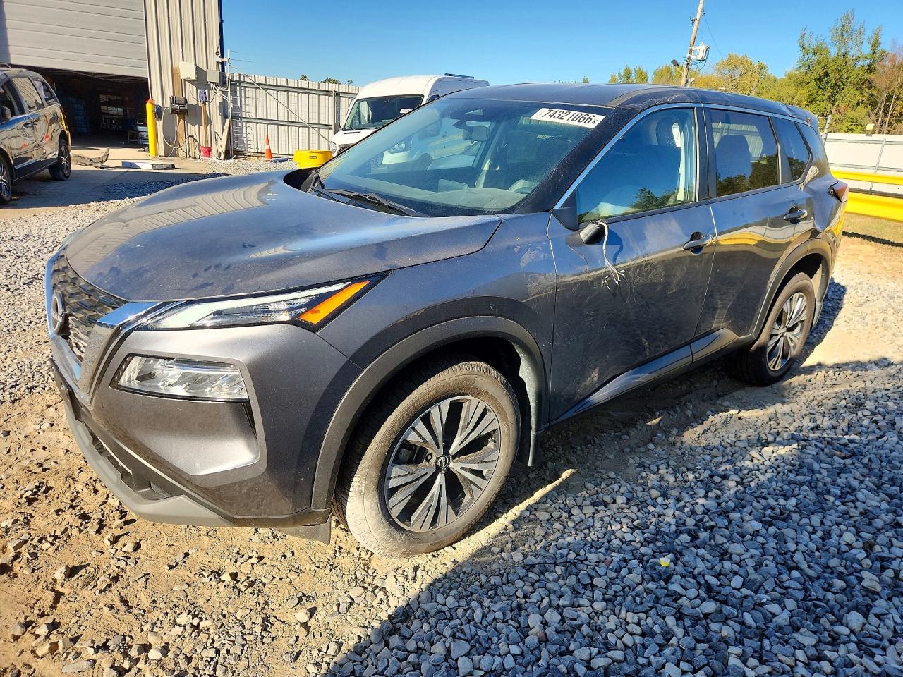 2023 NISSAN ROGUE SV — Front 3/4