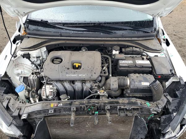 2018 HYUNDAI ELANTRA — Engine bay