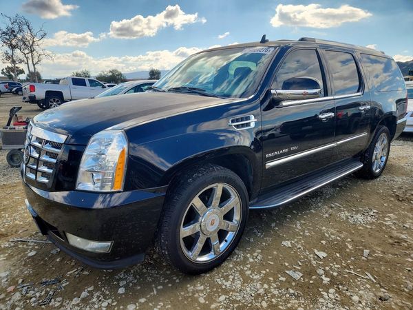 2014 CADILLAC ESCALADE ESV Luxury — Front 3/4