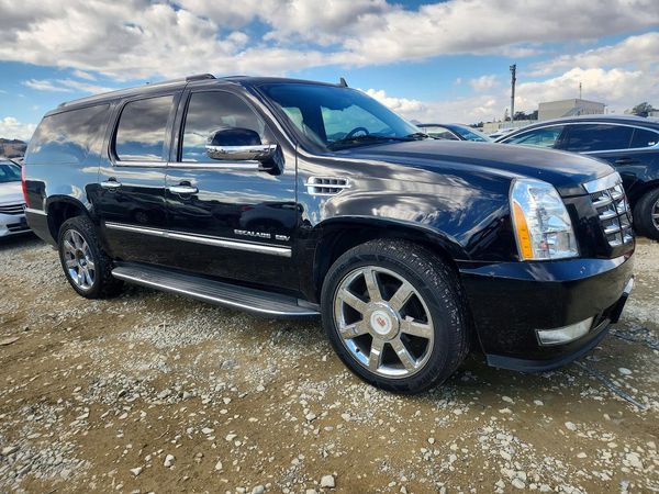 2014 CADILLAC ESCALADE ESV Luxury — Passenger 3/4