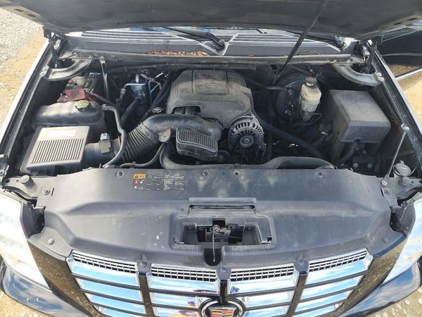 2014 CADILLAC ESCALADE ESV Luxury — Engine bay