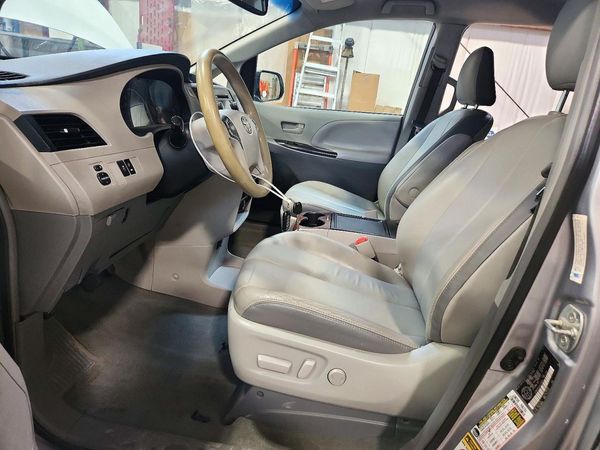 2012 TOYOTA SIENNA — DENT