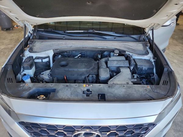 2019 HYUNDAI SANTA FE SE — Engine bay
