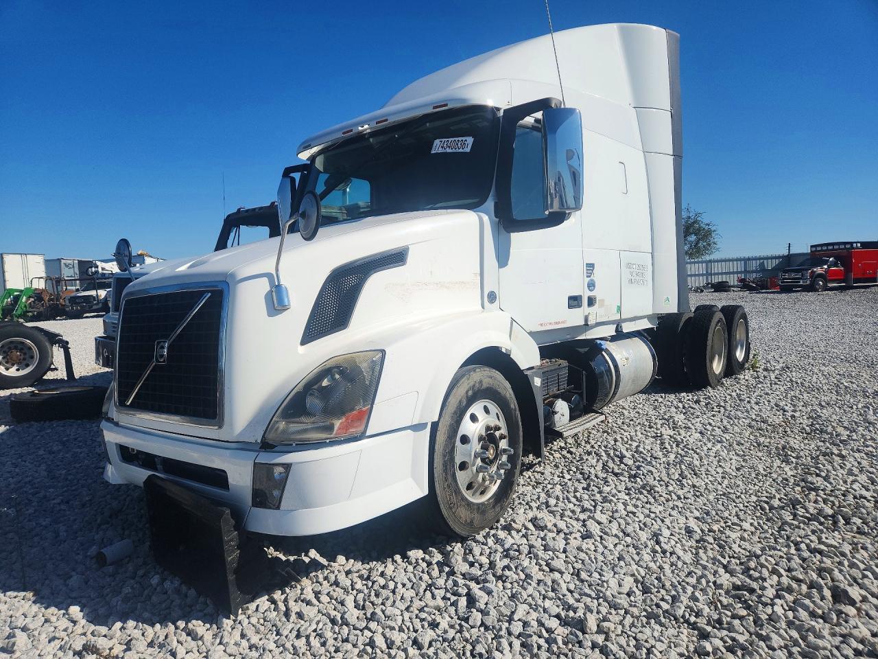 2015 VOLVO VN — Front 3/4