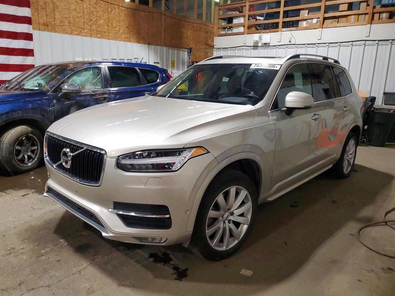 2017 VOLVO XC90 Momentum — Front 3/4