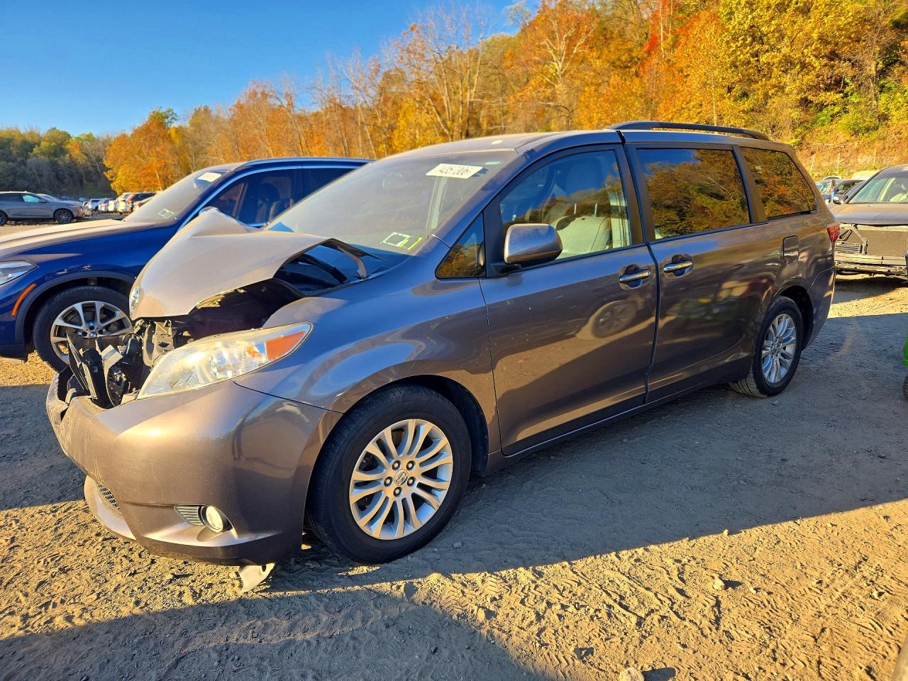 2017 TOYOTA SIENNA — Front 3/4