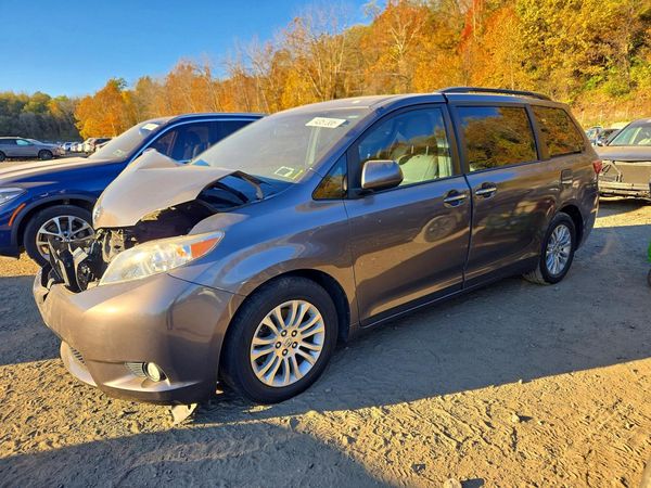 2017 TOYOTA SIENNA — DSFA — Front 3/4
