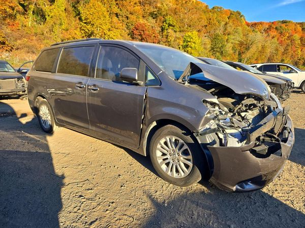 2017 TOYOTA SIENNA — Passenger 3/4