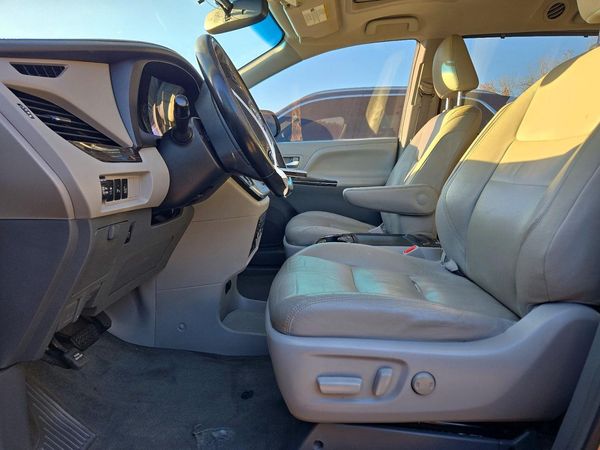 2017 TOYOTA SIENNA — DENT