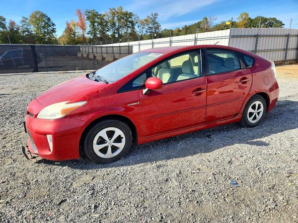 2013 TOYOTA PRIUS — Front 3/4
