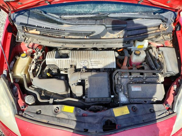 2013 TOYOTA PRIUS — Engine bay