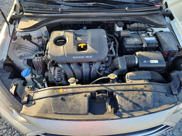 2017 HYUNDAI ELANTRA — Engine bay
