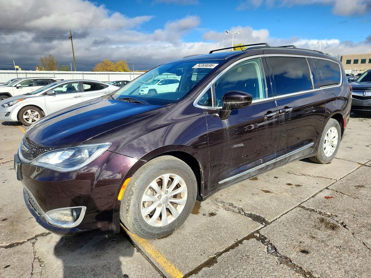 2017 CHRYSLER PACIFICA Touring L — Front 3/4