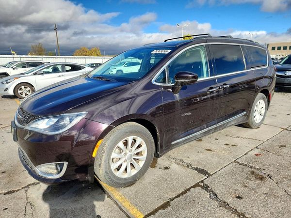 2017 CHRYSLER PACIFICA Touring L — Front 3/4