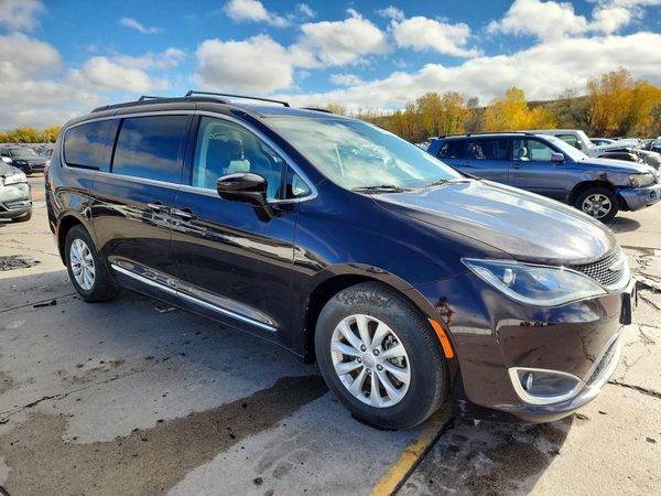 2017 CHRYSLER PACIFICA Touring L — Passenger 3/4