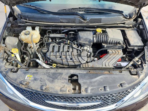 2017 CHRYSLER PACIFICA Touring L — Engine bay