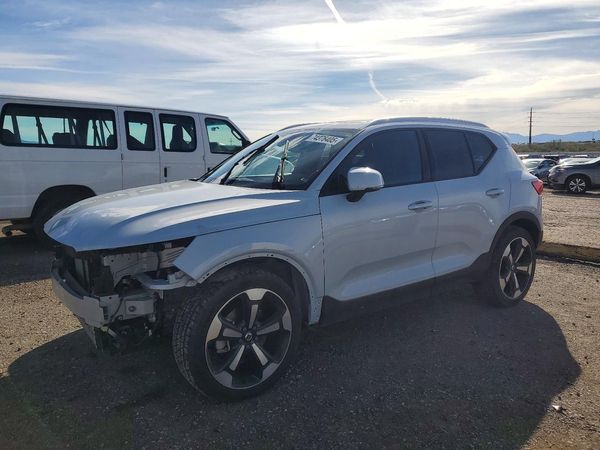 2020 VOLVO XC40 Momentum