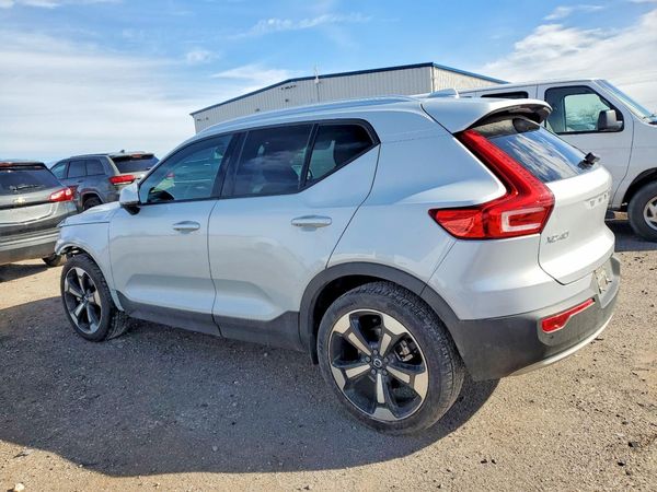 2020 VOLVO XC40 Momentum