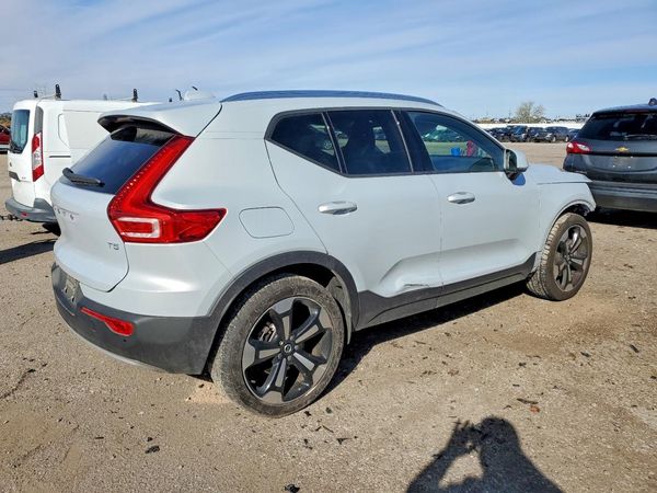 2020 VOLVO XC40 Momentum