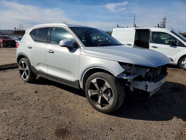 2020 VOLVO XC40 Momentum