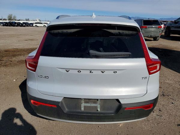 2020 VOLVO XC40 Momentum