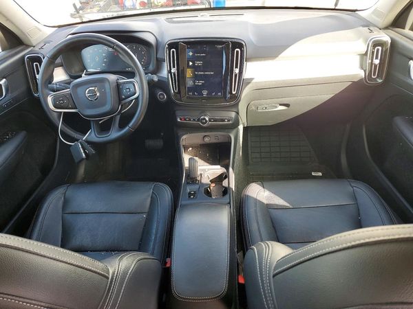 2020 VOLVO XC40 Momentum