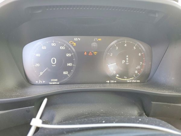 2020 VOLVO XC40 Momentum