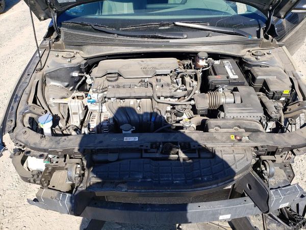2025 HYUNDAI ELANTRA SE — Engine bay