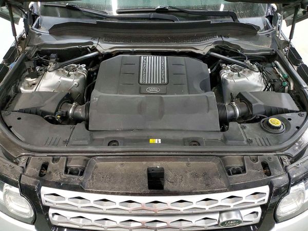 2015 LAND ROVER RANGEROVER HSE — Engine bay