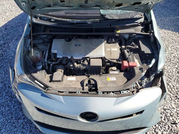 2017 TOYOTA PRIUS — Engine bay