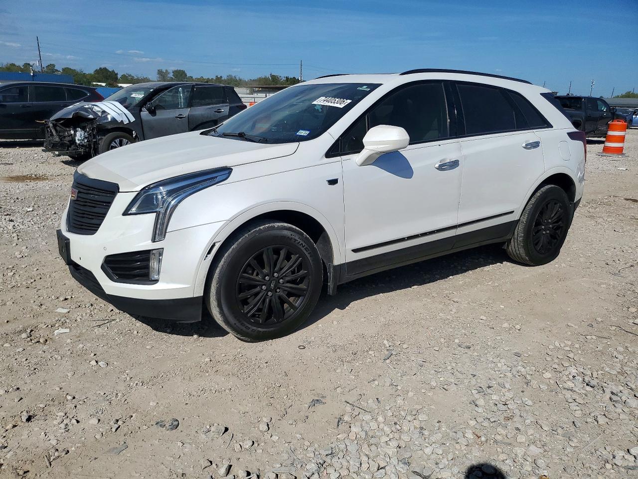 2019 CADILLAC XT5 Luxury — Front 3/4