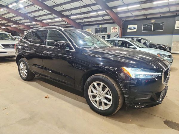 2021 VOLVO XC60 Momentum — Passenger 3/4