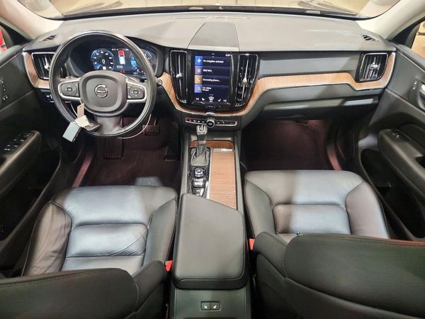 2021 VOLVO XC60 Momentum — CKPT