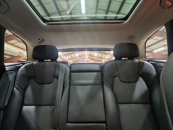 2021 VOLVO XC60 Momentum — SUVN