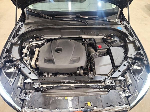 2021 VOLVO XC60 Momentum — Engine bay