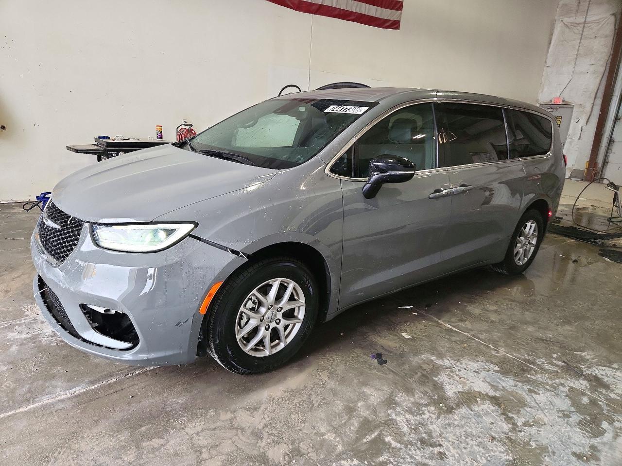 2025 CHRYSLER PACIFICA Select — Front 3/4