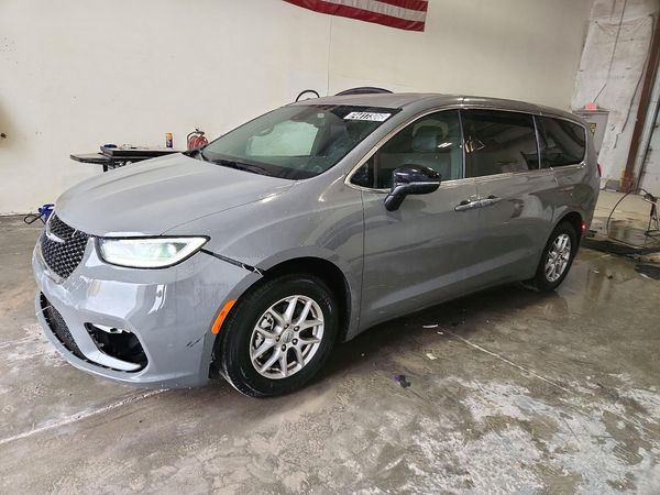 2025 CHRYSLER PACIFICA Select — Front 3/4
