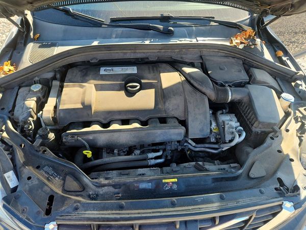 2012 VOLVO XC60 — Engine bay