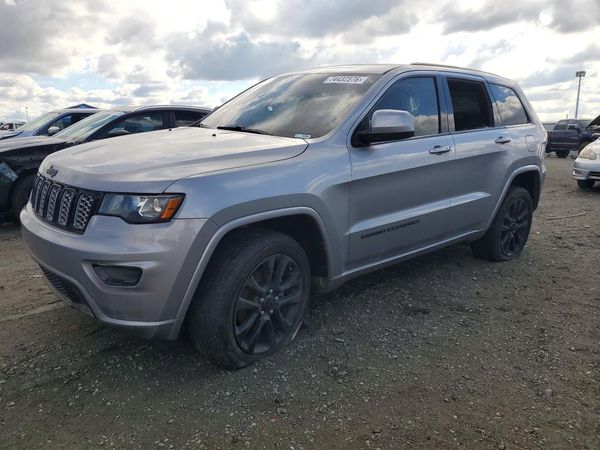 2018 JEEP GRAND CHEROKEE Laredo — Front 3/4