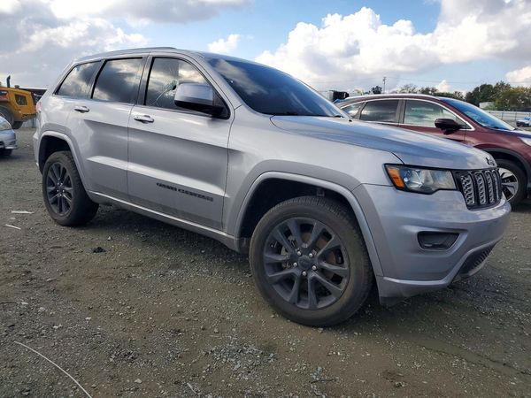 2018 JEEP GRAND CHEROKEE Laredo — Passenger 3/4