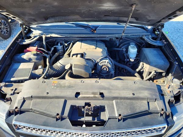 2012 CHEVROLET TAHOE LT — Engine bay