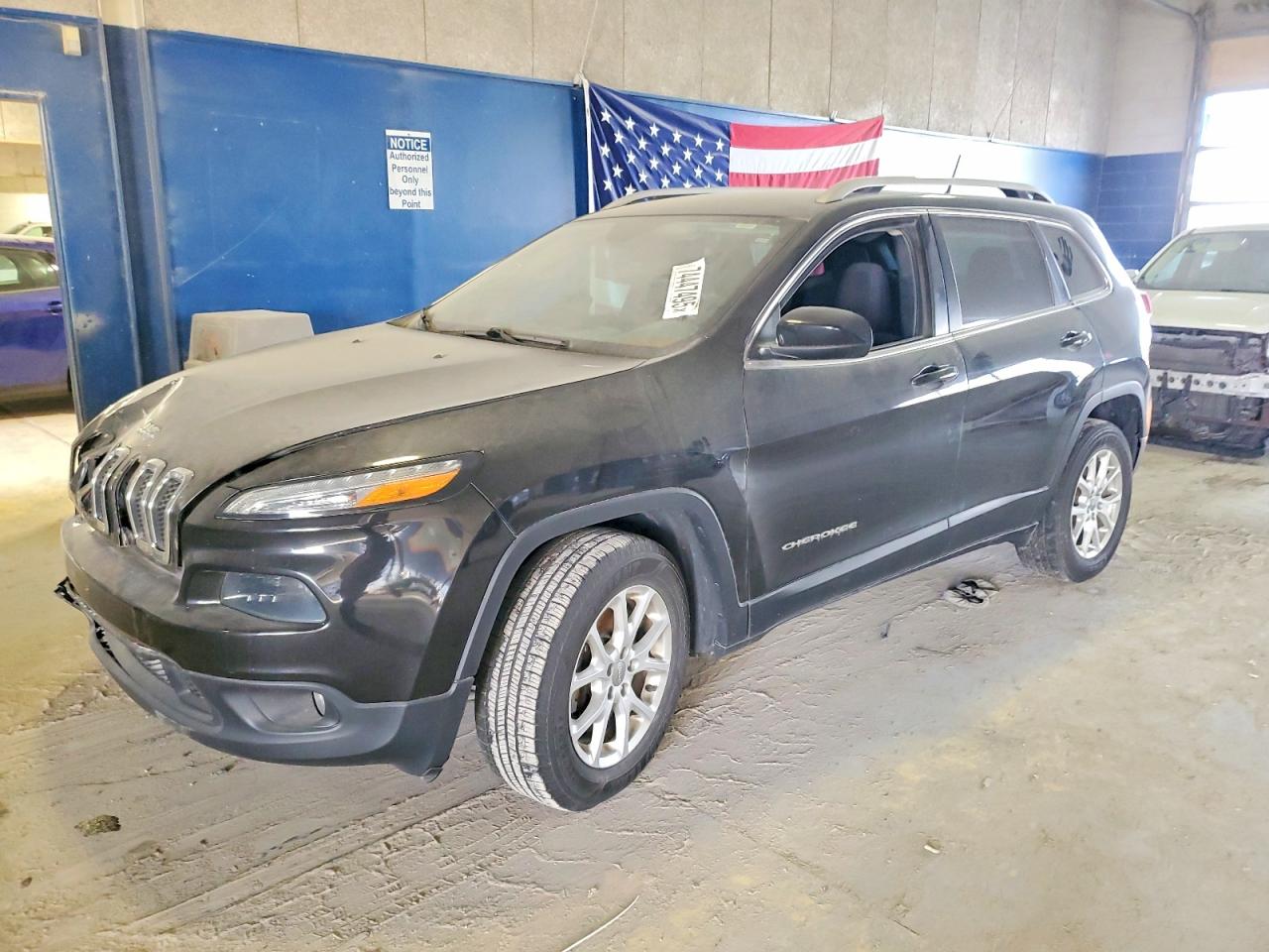 2016 JEEP GRAND CHER Latitude/Longitude/North — Front 3/4