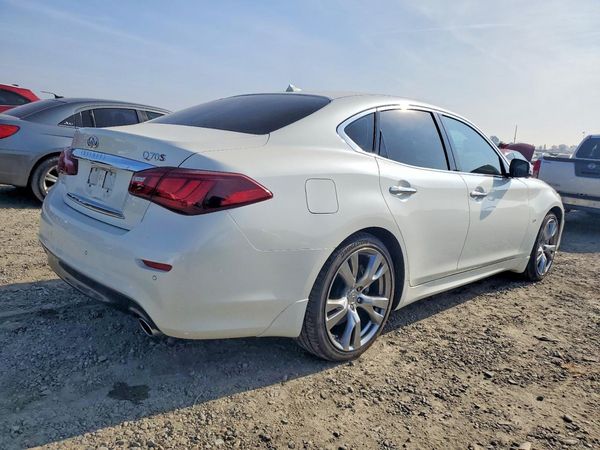 2017 INFINITI Q70