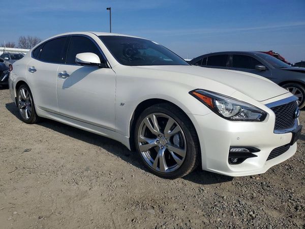 2017 INFINITI Q70