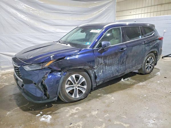 2022 TOYOTA HIGHLANDER XLE