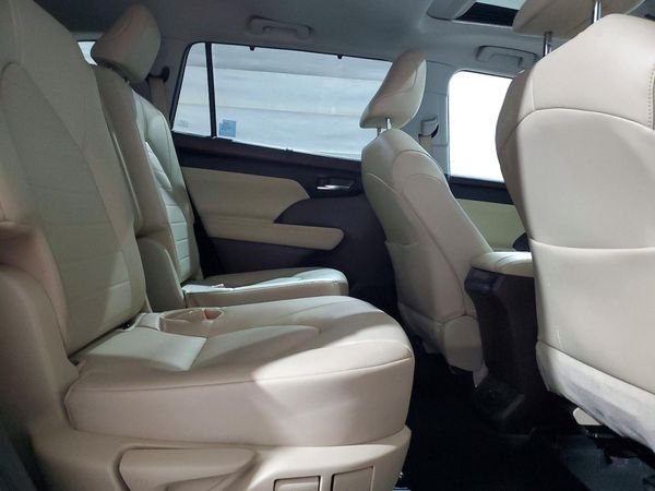 2022 TOYOTA HIGHLANDER XLE
